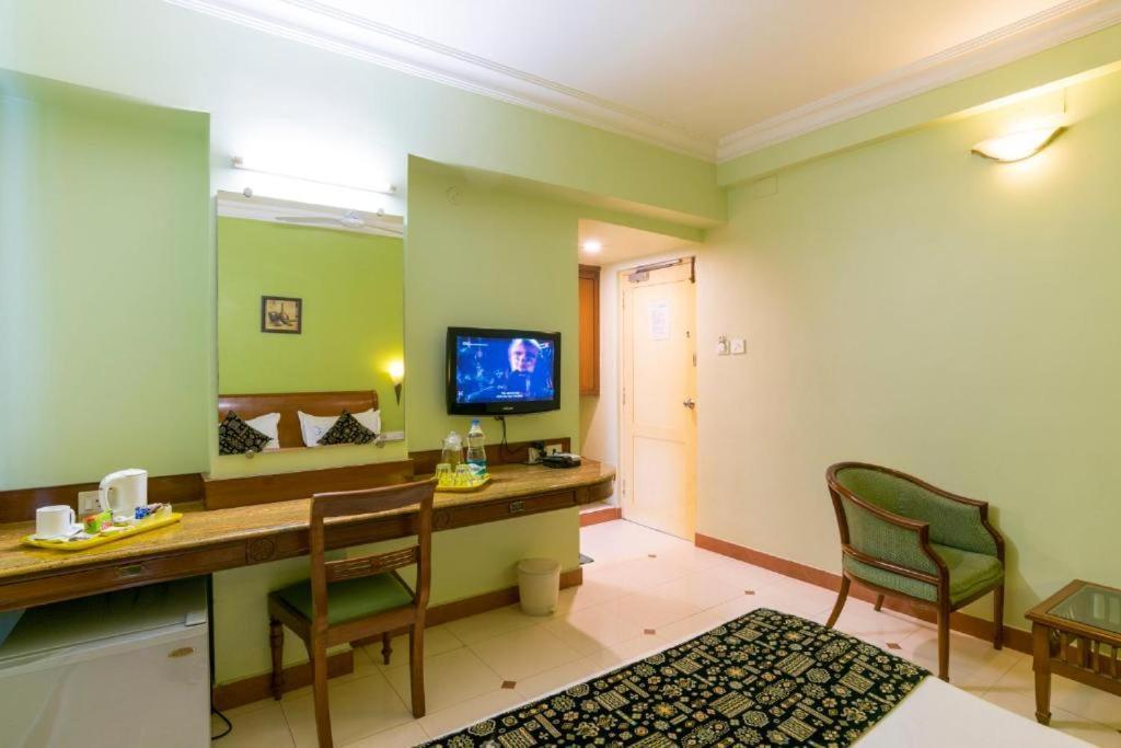 Crescent Park Hotel Csennai Kültér fotó