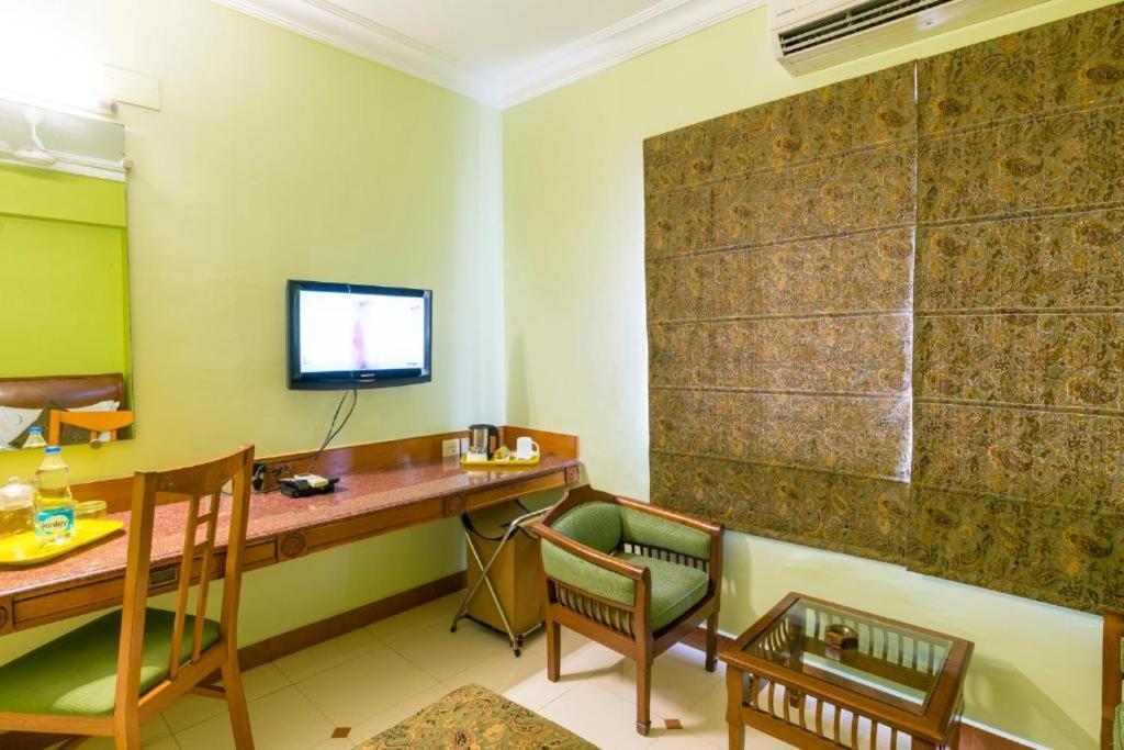 Crescent Park Hotel Csennai Kültér fotó