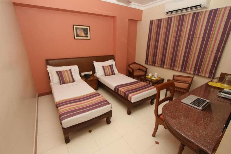 Crescent Park Hotel Csennai Kültér fotó