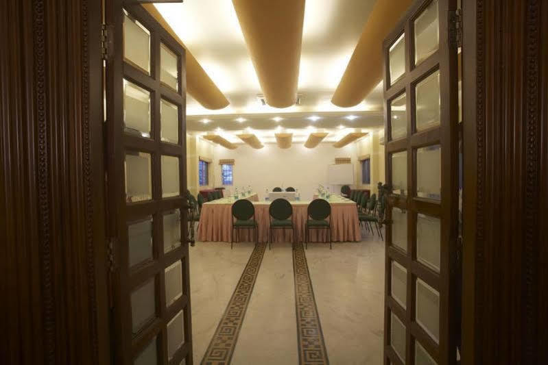 Crescent Park Hotel Csennai Kültér fotó