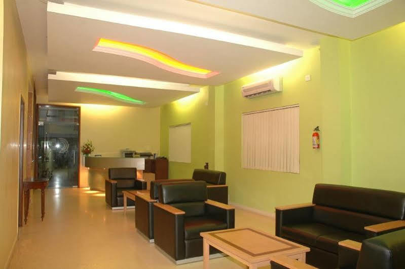 Crescent Park Hotel Csennai Kültér fotó